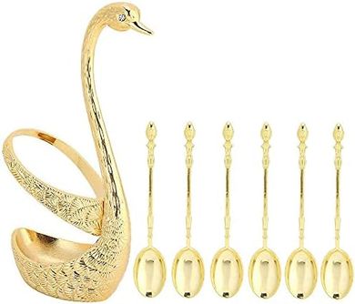 Juego de cubiertos dorado: cucharas, tenedor, base.